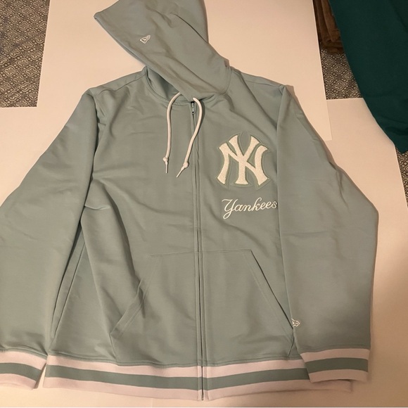 Men’s New York Yankees Hoodie - Picture 2 of 6